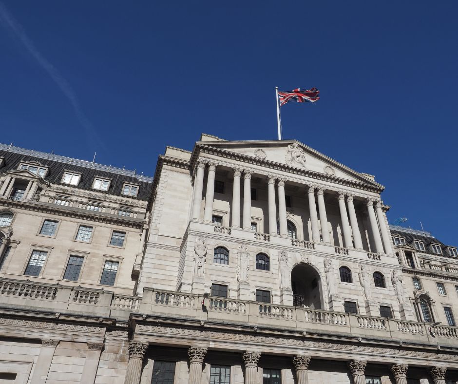 Saving money as an American expat living in the UK